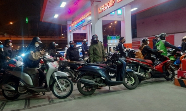 Hà Nội: Kiểm tra hàng loạt cây xăng treo bảng hết hàng 