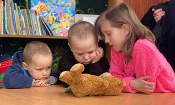 Những đứa trẻ mồ cô bị mắc kẹt ở Ukraine 