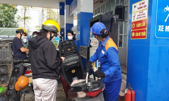 Dân đi xe máy sẽ trả bao nhiêu tiền để đổ đầy bình xăng cho từng loại xe?