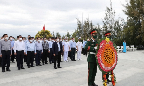 Hình ảnh Thủ tướng dâng hương tưởng niệm các chiến sĩ Gạc Ma