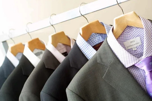 Anh loại bỏ vest nam