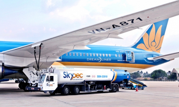 Hãng bay đồng loạt kêu cứu, muốn tăng giá vé, giảm một loạt thuế khi giá xăng tăng cao