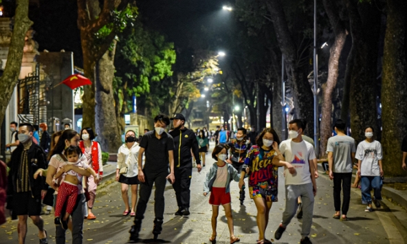 Người Hà Nội đổ về phố đi bộ Hồ Gươm trong ngày đầu hoạt động trở lại