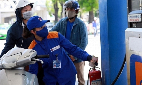 Giá xăng có thể giảm tới 2.000 đồng/lít vào ngày mai