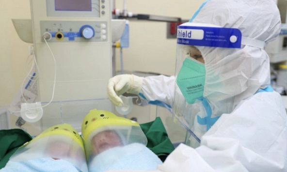 Chăm sóc trẻ mới sinh thế nào khi mẹ nhiễm Covid-19 nặng?