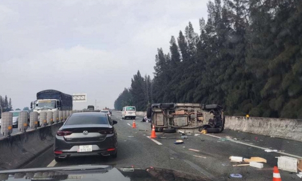 Xe chở Phó chủ tịch TP HCM gặp nạn trên cao tốc