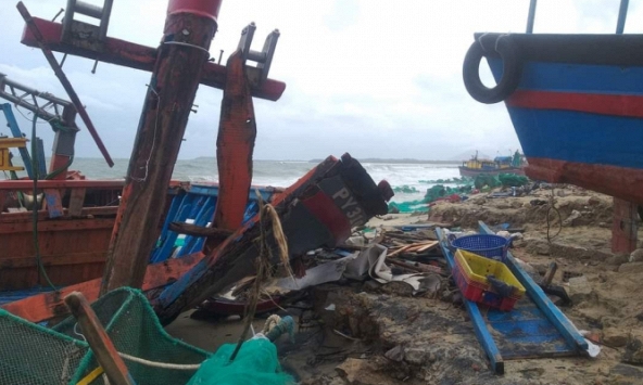 Mưa lớn bất thường tại miền Trung khiến 3 người chết và mất tích, hàng trăm tàu cá hư hại