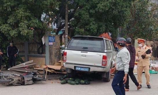 Khởi tố vụ ôtô biển xanh tông chết 2 người bán hoa quả