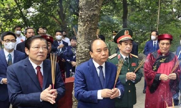 Chủ tịch nước Nguyễn Xuân Phúc dâng hương tưởng niệm các Vua Hùng