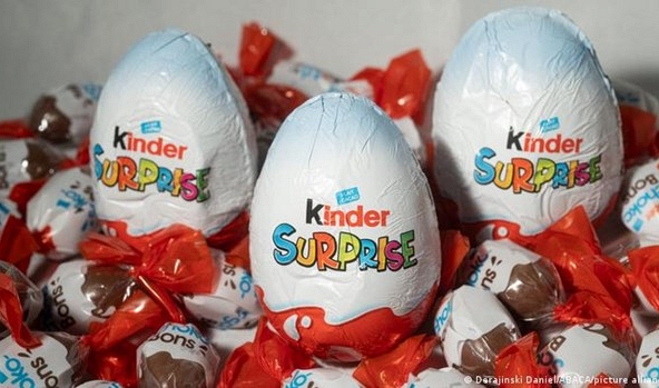 Siêu thị kiểm tra kẹo trứng Kinder Surprise trước thông tin nhiễm khuẩn Salmonella