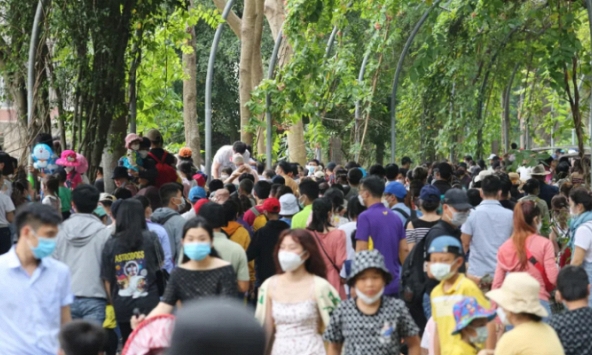 'Biển người' đổ về các điểm vui chơi dịp nghỉ lễ