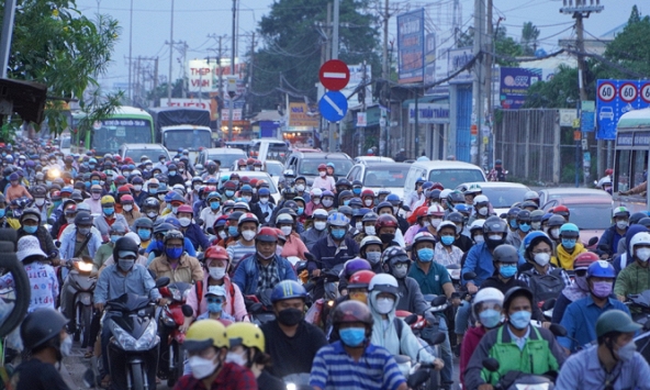 Giao thông ùn ứ kéo dài tại cửa ngõ TP HCM, Hà Nội sau kỳ nghỉ lễ