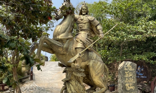 Sở Văn hóa - Thể thao vào cuộc vụ tượng Trần Hưng Đạo nhìn giống Quan Vân Trường