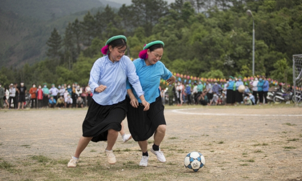 Nữ cầu thủ 16 tuổi mặc váy đá bóng ở lễ hội Soóng Cọ