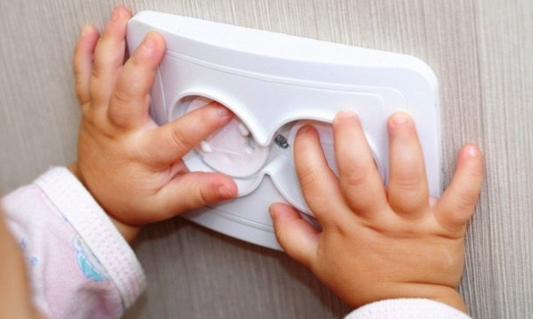 Bé 29 tuổi hoại tử bàn tay vì rút điện thoại khi đang sạc: Những bài học cha mẹ cần đặc biệt lưu tâm