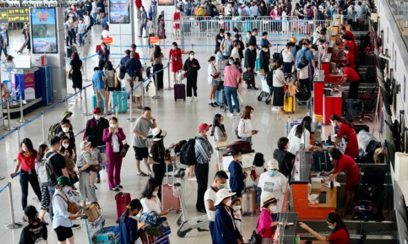 Giá vé dịp lễ 30/4 -1/5 tăng đến 30% vẫn 'cháy'