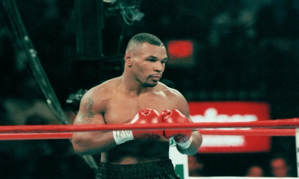 Huyền thoại quyền Anh Mike Tyson đấm kẻ quấy rối trên máy bay