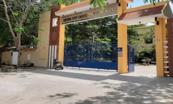 Cà Mau xác nhận sự việc hiệu phó bắt học sinh ăn thức ăn lấy từ thùng rác