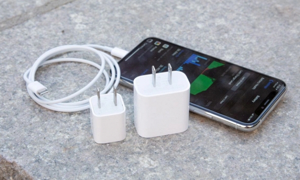 Apple bị kiện vì bán iPhone không kèm bộ sạc