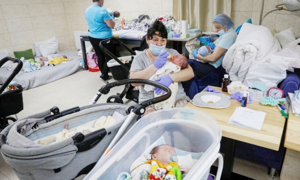 Số phận của trẻ sinh ra nhờ mang thai hộ mắc kẹt ở Ukraine