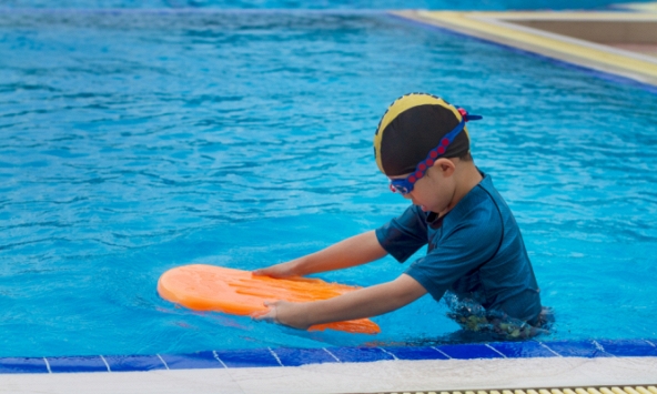 Cho trẻ khi đi bơi mùa hè: Những điều tuyệt đối cần lưu ý