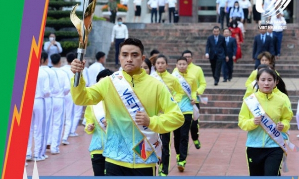 Lửa thiêng SEA Games đã được rước về sân Mỹ Đình