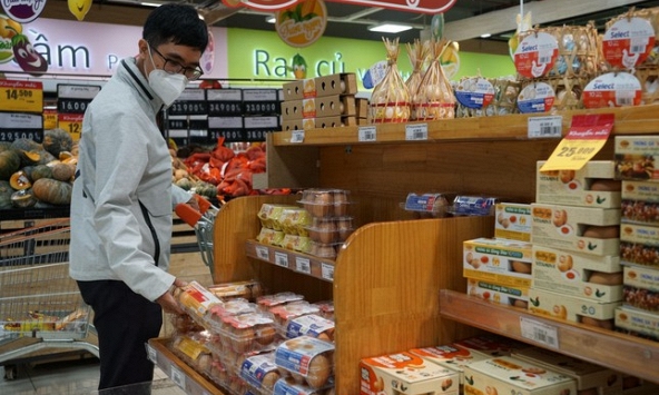 Lo thiếu trứng gà, vịt, nhiều điểm bán chỉ cho khách mua 2 vỉ mỗi ngày