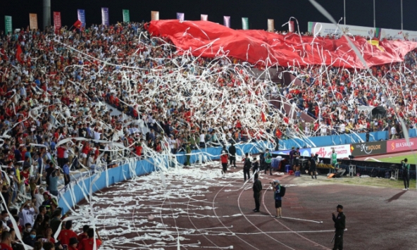 Tranh cãi gay gắt xung quanh việc cổ động viên ném giấy vệ sinh trên sân Việt Trì