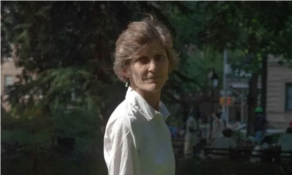 Elena Ferrante và hành trình đi tìm nữ quyền của những cô gái Ý bé nhỏ hậu Thế chiến