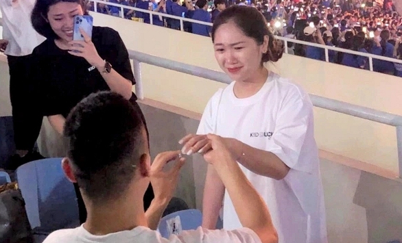 Cặp đôi bất ngờ cầu hôn trên khán đài Lễ khai mạc Sea Games 31