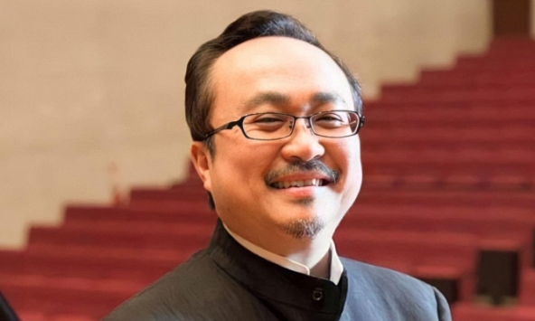 Nghệ sĩ Đặng Thái Sơn đàn tặng học sinh đoạt giải nhất Viết thư UPU