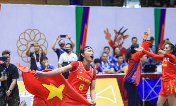 Những cô gái Việt ôm đầu bị thương vẫn thi đấu kiên cường