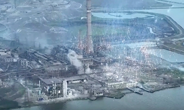 Vũ khí gây cháy đổ xuống nhà máy thép Ukraina