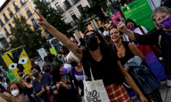 Quốc gia châu Âu đầu tiên cho nữ lao động nghỉ có lương ngày 'đèn đỏ' 