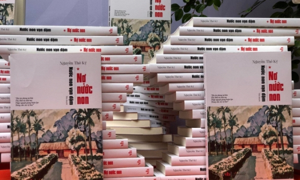 'Nợ non nước' của Nguyễn Thế Kỷ: không 'kỳ bí hóa' hay 'thần thánh hóa' khi viết về Bác