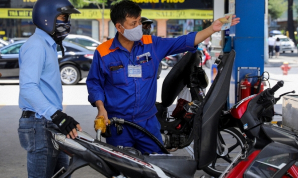 Giá xăng có thể tăng tiếp 500-700 đồng một lít vào ngày mai