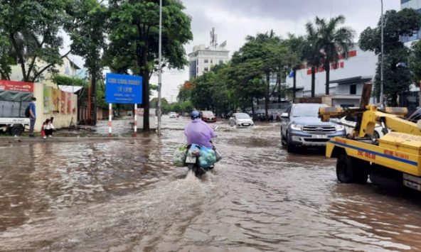 Nhiều tuyến phố ở Hà Nội ngập sau mưa lớn