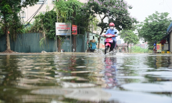 Tạnh mưa, khu chung cư ở Hà Nội vẫn ngập nước, trẻ phải đến trường bằng chậu