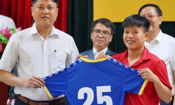 Lần đầu tiên 3 cầu thủ bóng nữ Việt Nam ký hợp đồng có tiền 'lót tay'