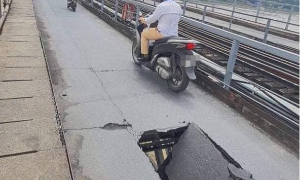Cầu Long Biên đang xuống cấp tới mức nào? 