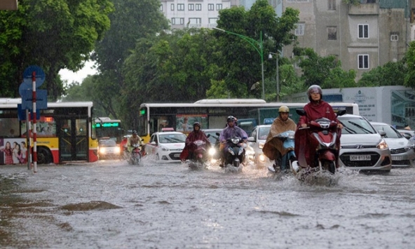 Hà Nội và những lần phố biến thành sông sau mưa lớn