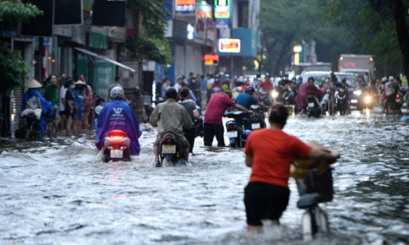 Người dân Thủ đô loay hoay giữa bốn bề nước