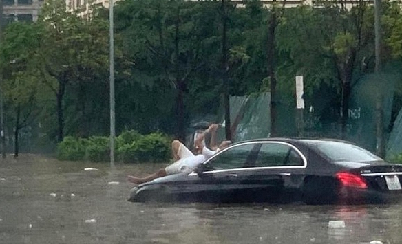 Những khoảnh khắc 'dở khóc dở cười' khi Hà Nội ngập lụt 