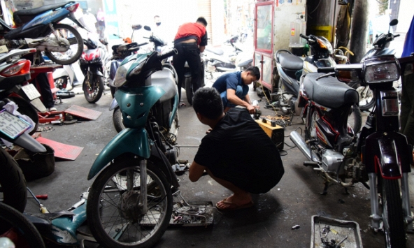 Hàng sửa xe chật kín xe máy, ô tô bị ngập nước hư hỏng sau cơn mưa lớn chiều hôm qua