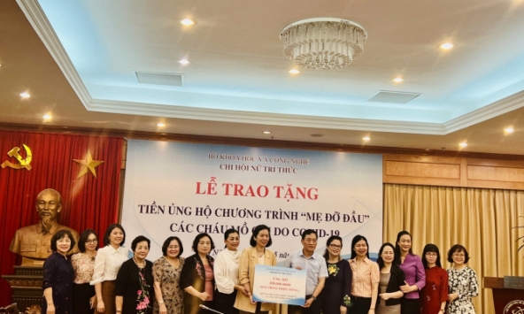Chi hội Nữ trí thức Bộ KH&CN ủng hộ Chương trình “Mẹ đỡ đầu”