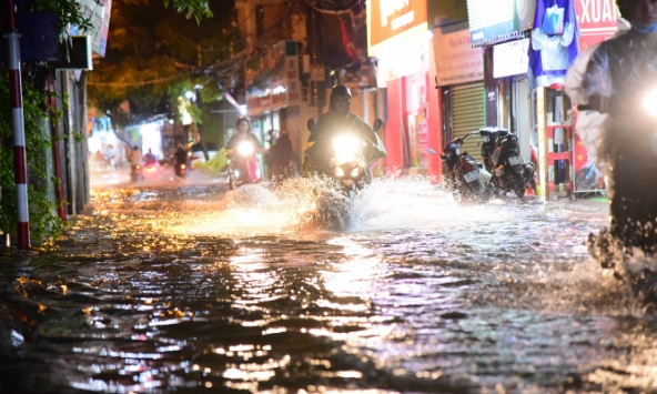 Mưa lớn khiến nhiều phố Hà Nội thành sông, nước cống dâng hòa lẫn nước mưa