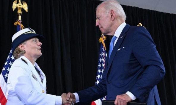 Nữ Tư lệnh đầu tiên của Lực lượng Bảo vệ Bờ biển Mỹ