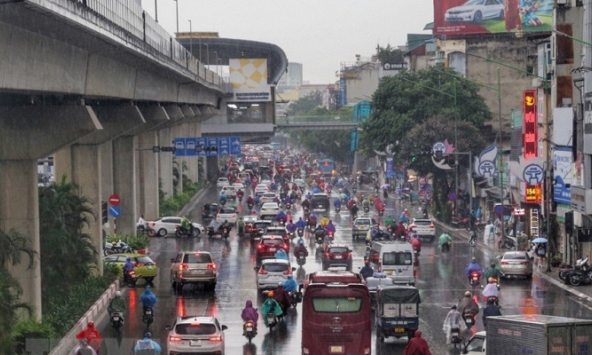 Hà Nội: Mưa to đúng giờ đi làm khiến nhiều tuyến phố bị ùn tắc