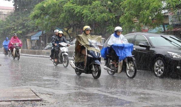 Bắc Bộ mưa giông kéo dài, người đi đường cần chú ý những điều gì? 