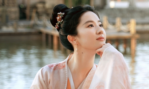 Lưu Diệc Phi: 'Bình hoa di động' của làng giải trí Hoa ngữ và cú lội ngược dòng ngoạn mục với 'Mộng hoa lục'